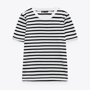 trendig randig tshirt - trendig randig tshirt från zara❤️❤️ har samma i röd ! köp båda för 115kr inklv frakt⚡️⚡️⚡️