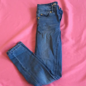 Lindex  - För små jeans. Köptes för 200kr sälja för 70kr