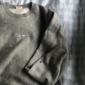 ❤️!!Champion sweatshirt!!❤️ - sååå trevlig och najs tjocktröja från champion. Står att den är XS men passar definitivt en S/M. Så gott som ny, knappt använd vilket är synd! Söker därför någon som kan ha nytta av den för ett bra pris<3! Buda i kommentarerna och skriv för mer information!!😍❤️ köpt för 799kr