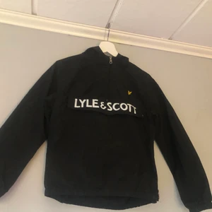 Lyle scott  - Superfin lyle scott jacka nästan aldrig använd och därför säljer jag den. Fint skick och passar xs-m finns sker bilder vid intresse!💓 STÅR INTE FÖR POSTENS SLARV‼️
