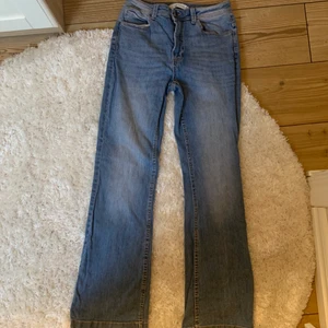 jeans från Only🤍🤍 - snygga jeans från Only✨mellan lågmidjade kan man säga, jag är 177 och dom är pytte lite korta för mig! sitter som XS/S, SUPERSKÖNA❤️säljer för att dom aldrig kommer till användning och har ett par liknande! 🤍🤍sååå himla fina på!!