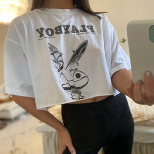 Playboy Vit T-shirt  - Bra skick! Storlek: S. Betalning sker via swish!💓