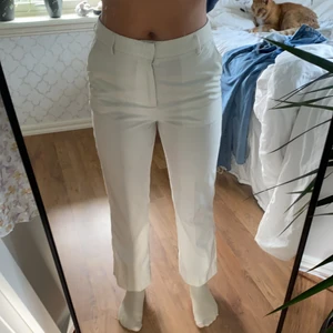 Vita Gina tricot kostymbyxor  - Helt oanvända vita kostymbyxor köpta på ginaticot. Sitter bra på mig som är 162. Frakt tillkommer på 50kr
