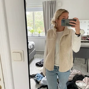 Lindex väst🥂 - Säljer nu min skitsnygga Lindex väst som tyvärr inte kommer till någon användning❤️‍🔥 aldrig använd! Om många är intresserade blir det budgivning 