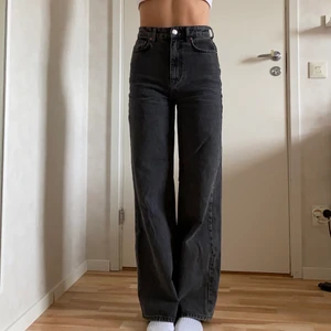 Gråa jeans - Säljer dessa grå/svarta jeansen från Gina tricot i storlek 34 då de är lite små på mig som brukar ha 36. Endast använda ett fåtal gånger så de är inprimcip i nyskick. Jag är 174 och de går till marken på mig men går såklart att klippa av om man är kortare. 