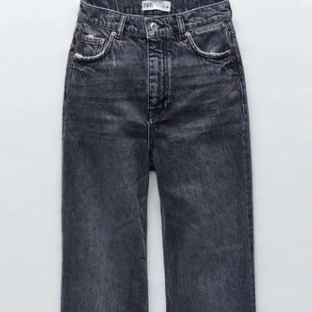 Säljer dessa zara jeans i modellen high Rise full length då dom tyvärr är försmå för mig. Dom är inte avklippta och oanvända av mig men köpta av en tjej här på Plick! Jag vill bara bli av med dom så pris går att diskutera vid snabb affär!💕 Skriv privat för fler bilder på jeansen!. Jeans & Byxor.