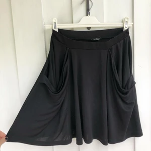 Filippa K kjol  - Strl S. Flowy kjol med stora fickor. Passar alla årstider, den är perfekt men har blivit för liten på mig.