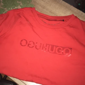 T-shirt  - En Hugo boss T-shirt i storlek S köpt i Emporia ,room1006. Använd en gång 
