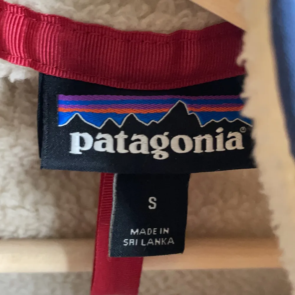 Superskön och varm patagonia fleece i storlek S, (Herrstorlek men passar även perfekt på mig som vanligtvis inte köper herrmodeller). Köpt på Naturkompaniet för 1 år sedan. . Jackor.