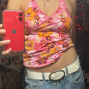Blommigt halterneck linne - Såså fint blommigt halterneck linne!! Älskar färgkombinationerna å vill egentligen ej sälja men kommer inte till användning, det var väldigt svårt å få till dn snygg bild på hur linnet sitter bak men kontakta mig om ni vill ha fler bilder