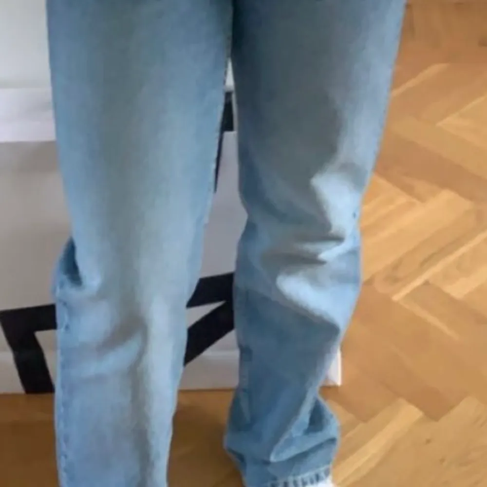 Säljer mina älskade mid rise straight jeans från zara då de blivit för stora för mig. De är i storlek 40 men sitter svinsnyggt oversized på en 38 också! De är i superfint skick och jag säljer dem för 350kr + frakt! Den första bilden ör färgen på byxorna och den andra är hur de sitter på!. Jeans & Byxor.