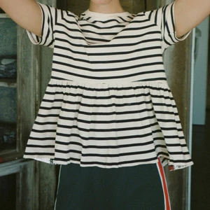 Zara tröja - Säljer denna så fina och populära zara tröja då det inte riktigt känns som min stil❤️ Perfekt skick och aldrig använd! Frakt tillkommer på något mellan 24-72 (osäker) eller så kan jag mötas i stockholm centralt❤️