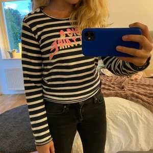 Skitsnygg Zadigtröja! - Köpt i zadigbutiken i Paris, säljer då den börjar bli lite liten! Storlek xs vilket motsvarar 12-14. Nyskick!!