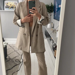 Rutig oversized kavaj - Storlek S. Oversized i modellen. Säljer även matchande byxor