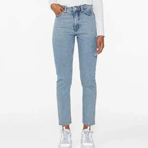 Ljusblåa Mom jeans från Monki🥰🥰🥰 Säljer på grund  av att de har blivt för små😔Fint skick! 