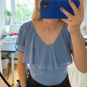 Ljusblå blus🤍 - Säljer en jättefin ljusblå blus/ topp från VILA i storlek XS. Den är öppen bak i ryggen. Köpare står för frakten!