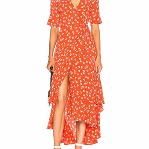 Ganni klänning lång, röd  - Ganni klänning. Wrap-dress. Lång. Röd. Blommig. Storlek XS