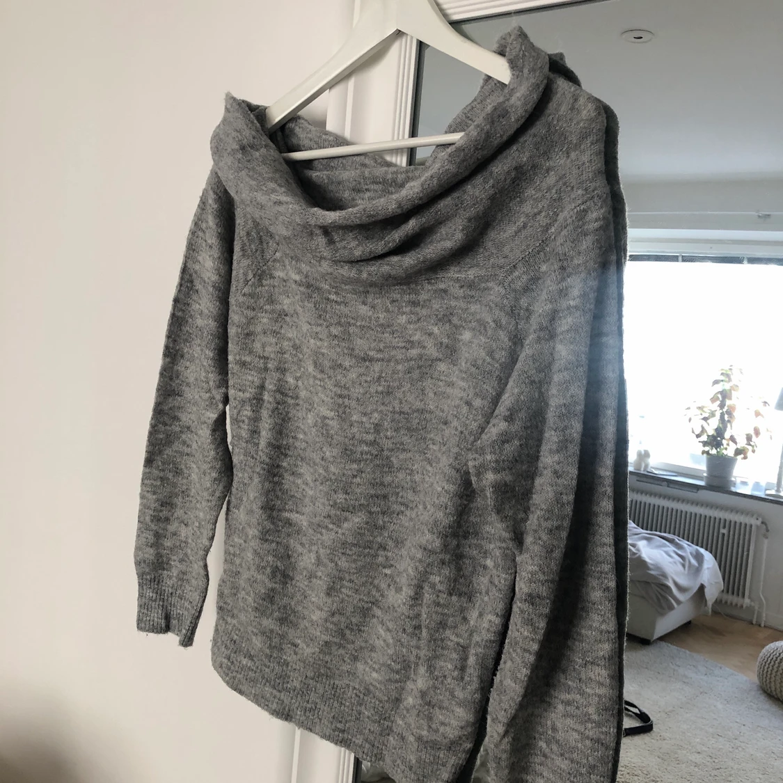 Stickat grå tröja fin krage H&M strl. S