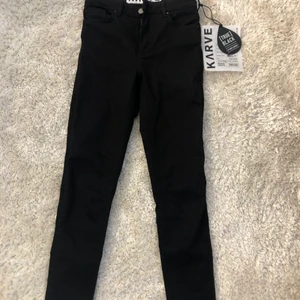 Svarta jeans - Säljer dessa svarta tajta jeans. Aldrig använda. Nypris 700. Frakt 50kr