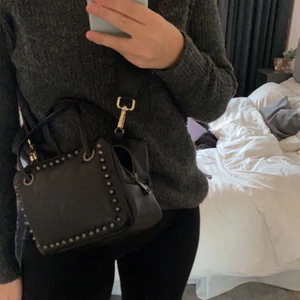 Väska från zara - Säljer den snygga väska från zara då jag inte får så mycket användning för den, har ej orginalbandet men bandet på bilden är köpt på don donna och är inkluderat i priset💖💖💖💖