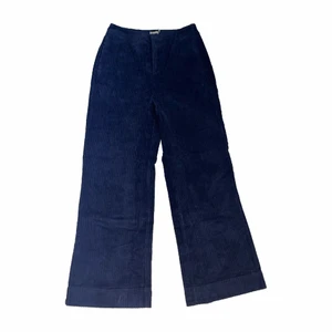 Mörkblå manchesterbyxor  - Mörkblå manchesterbyxor i storlek 40 men passar superbra på en 36 för en oversized look😍 toppenskick