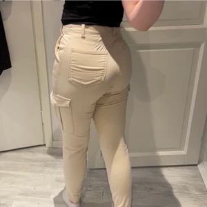 Beiga byxor  - Beiga byxor från stay köpta på carlings endast använda en gång. Formar sig efter kroppen riktigt snyggt. Väldigt Stretchiga,  storlek Xs men passar mig som har 36/38 på byxor köpta för 500kr  