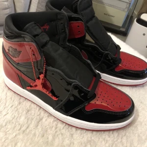 Air Jordan 1  - Air Jordan 1 high bred storlek 42. Hel oanvänd. Kvitto finns kan skicka eller möta.