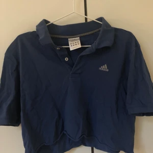 Croppad adidas pikétröja - Croppad mörkblå adidas pikétröja, köpt från Humana.
