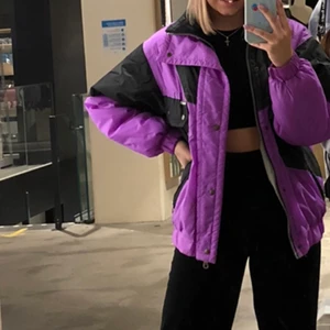 Vintage jacka - Säljer denna limeted edition vintage jackan från Urban outfitters! Väldigt bra skick och endast använd ett fåtal gånger, finns inte att köpa i butik längre! Nypris 900kr och säljer för 500kr, om fler är intresserade blir det budgivning! Köparen står för frakt💞 Fler bilder vid intresse