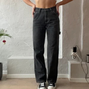 brandy melville jeans  - säljer mina fina brandy melville jeans då de tyvärr inte kommer tillräckligt till användning💞 haft dessa i över ett år, så sköna och i perfekt skick⭐️  passar nog xs/s eller 34/36, beroende på hur man vill att de ska sitta💓 jag är 170cm för referens och brukar ha s eller 34/36😇 GÅ IN O KOLLA ALLA FINA VINTAGE KLÄDER VÄSKOR OCH SKOR JAG SÄLJER PÅ MIN PROFIL💫💫
