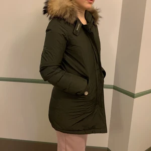 Woolrich W’s Luxury Parka - Jackan är i storlek S och köptes för 7500kr ( kvitto finns) Pälsen på jackan är äkta.                                                   Säljer den för att den är för liten på mig. Därav har jag knappt användt jackan så det finns inga skador på den.      Vid köp så möts jag upp i Göteborg 🌸