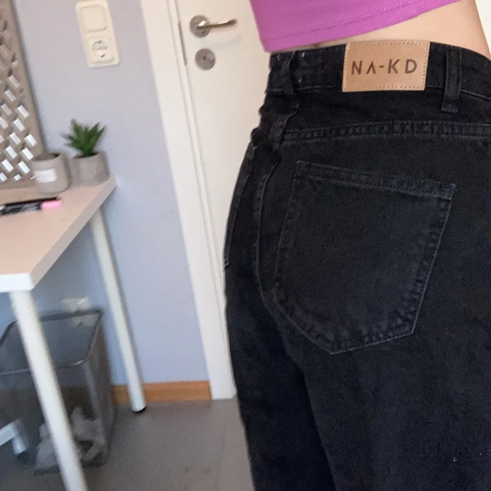 Ett par fina svarta jeans ifrån nakds reborn collection som är en av deras bästsäljare. Köpta för 500kr.     Dem är högmidjade och raka i modellen. Jag är 170 cm lång och dessa går precis över skorna på mig. De är lite urtvättade men inte mycket, annars fint skick och funkar som de ska. Säljs för de inte kommer till användning.                                                                          Köparen står för frakten! Börjat en budgivning på 150kr buda på!. Jeans & Byxor.