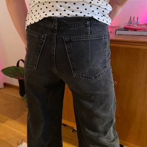 Svarta weekday jeans - Jeans från weekday i svart/grå tvätt. Super snygga och är i bra skick. Fråga om du vill ha fler bilder eller exakta mått 🤍