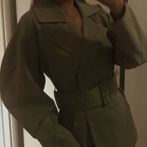 Grön kavaj från Nakd - Snygg grön kavaj från NAKD💚 passar xs-m beroende på hur man vill att den ska sitta!