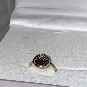 Guld ring med detalj  - Säljer denna fina guld ring med en stor detalj från ur&penn som jag tyvär köpte i fel storlek🥲 Sköpte den för 39 kr och säljer den för 10 kr + 11 kr frakt🥰