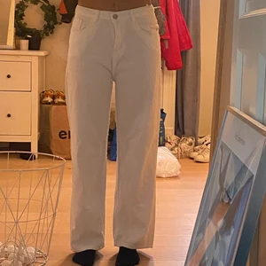 Vita byxor - Byxorna är i mjukt byx material inte direkt jeans men sitter superbra i längden på min vän som är 160 cm❤️