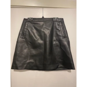 Kjol - ”Skinnkjol” från hm med dragkedja på höften .