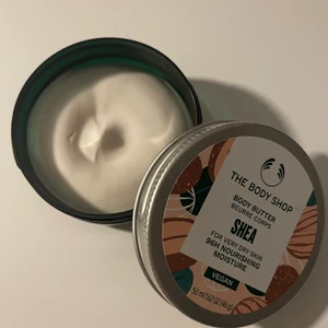 Shea body butter - the body shop - Säljer denna helt nya body butter från the body shop, den är i 50 ml. Frakten är 27kr för den, gåva och postbevis ingår alltid 🤍