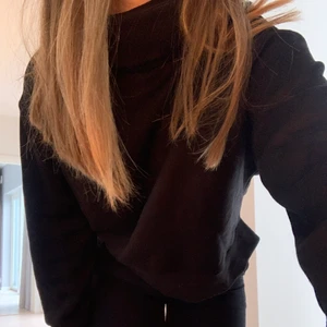 Ny sweatshirt med polo - Aldrig använd! Snygg sweatshirt med polo. Från Zara. Hör av dig om du är intresserad ❣️