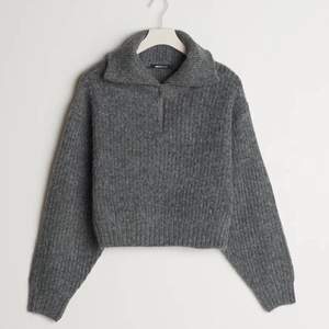 Säljer denna populära stickade tröjan med en half zip i en mörkgrå färg från Gina Tricot ❤️‍🔥 Slutsåld på hemsidan! Storlek M men skulle även passa en S. 