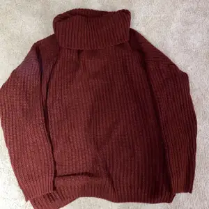 En vinröd stickad tröja , Köpt för 499 kr . Använd få gånger , är som ny. Jätte skönt material. 