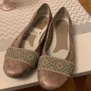 Rieker skor  ballerinaskor 37 guld - Köpte dessa i somras och har använt dem 2 gånger så de är som nya . De kostade då 599. Storlek 37   ,det står Antistress i dem och det är nog för att de är bekväma . För mig har de bara blivit liggande tyvärr då jag har annat att välja på.
