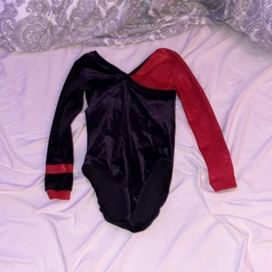 Gympadräkt - Säljer denna super fina gympadräkten och jag säljer den här dräkten för att den är för liten för mig. Jag tycker det är jättesynd för Den här gympadräkten var min favorit gympa direkt men nu vill jag att någon annan ska få användning för den och denna gympadräkten är det superbra skick inga hål ingenting💕