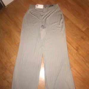 Utsvängda byxor  - Jätte fina Byxor från HM, aldrig använda , men har andra likadana o dem sitter jätte fint 🥰 storlek S men passar även M. 