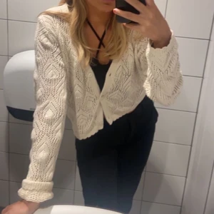 Vit kofta - Super söt beige/vit kofta i virkat material!!💖💖 passar xs-m beroende på hur man vill att den ska sitta. 🥰❤️ från Lindex ursprungligen, men slutsåld.