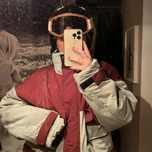 Vinter jacka - Svinsnyggoch skitskön vinter jacka! Ber om ursäkt för den otroliga smutsiga spegeln haha! Och kvaliten på sista bilden vette fan vad som hände! Skriv för fler bilder! Pris kan diskuteras!