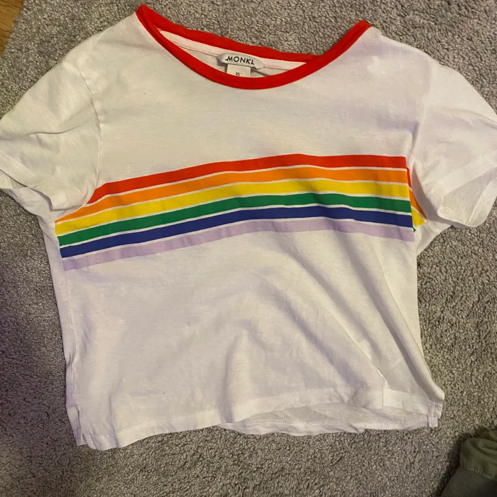 T-shirt med regnbåge. Kan vara support för bi/homosexuella men måste inte vara! Är från monki. Köparen står för frakten!  ❤️. T-shirts.