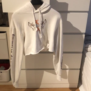 En cropad hoodie - En hoddie som jag klippt själv