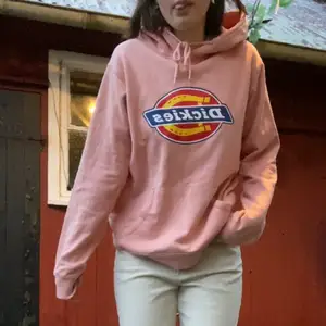 Säljer nu min dickies hoodie i en cool ljusrosa färg då jag inte använder den så mycket längre! Den är köpt i början av 2020 och är i jättebra skick, inga spräcktningar i trycket eller något sånt! Inte helle några fläckar eller hål. Den är i herrmodell i storlek S/M. Jag som är 165cm och brukar bära M i hoodies (jag gillar oversize) så passar denna jättebra på mig. Köpt för 900kr och tänkte mig mig sälja den för 300kr + frakt 66kr, men priset är inte spikat, kom med förslag så hittar vi på något