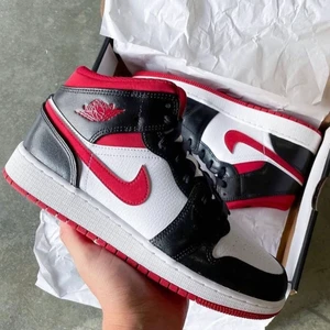 Air Jordan 1 Mid - Säljer nu mina Air Jordan 1 Mid - Gym Red då jag inte fått så mycket användning av dem som jag önskat. Köpta på soleplus.se för 2.499kr, säljer för 2.000kr+frakt.          Storlek 38,5 - Jordans är små i storleken, har vanligtvis 37-38 och dessa passar perfekt för mig. Creaseskydd har använts under hela tiden jag haft dem, finns lite crease men inget som är mycket märkbart. Bra skick och mycket sparsamt använda. Skriv privat för egna bilder eller vid intresse! 💓 (första 2 bilderna är lånade) 